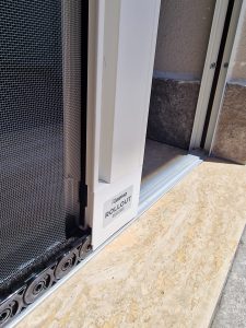 Zanzariera Rollout Maxxy con guida calpestabile e pacco rete estraibile installata su portafinestra