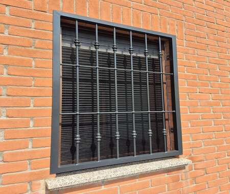 Inferriata di sicurezza installata su finestra di appartamento a Lissone
