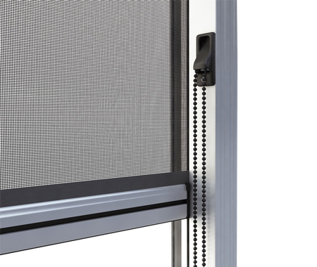 Zanzariera Iseo di Grifoflex con azionamento verticale a catenella, installata su finestra.