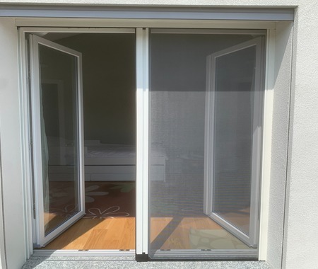 Zanzariere laterali con guida bassa: modelli Sidney a molla e Rollout extra flat