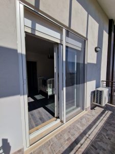 Zanzariera Sidney a molla con apertura totale, deceleratore incluso e guida a terra da 21 mm