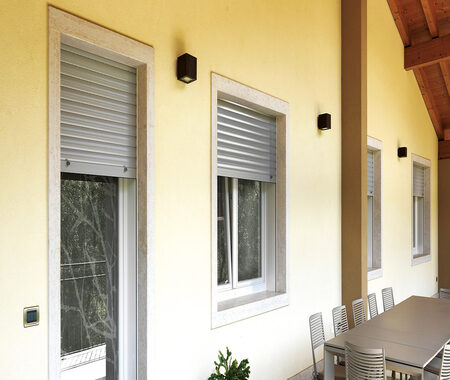 Tapparella in alluminio coibentato installata su finestra e porta finestra