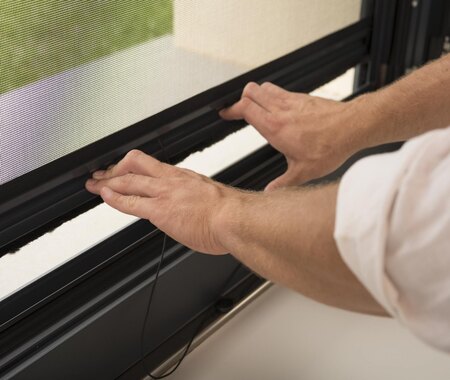 Zanzariera Garda Touch Grifoflex installata su finestra, con apertura Push e barra maniglia con spazzolino protetto da tessuto
